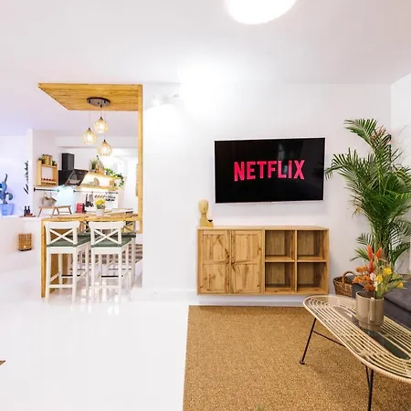 Queen With Hot Tub *