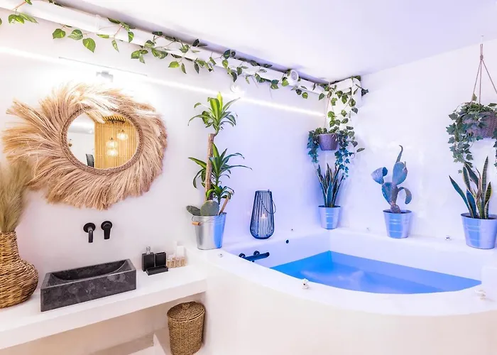 Queen With Hot Tub Salonic